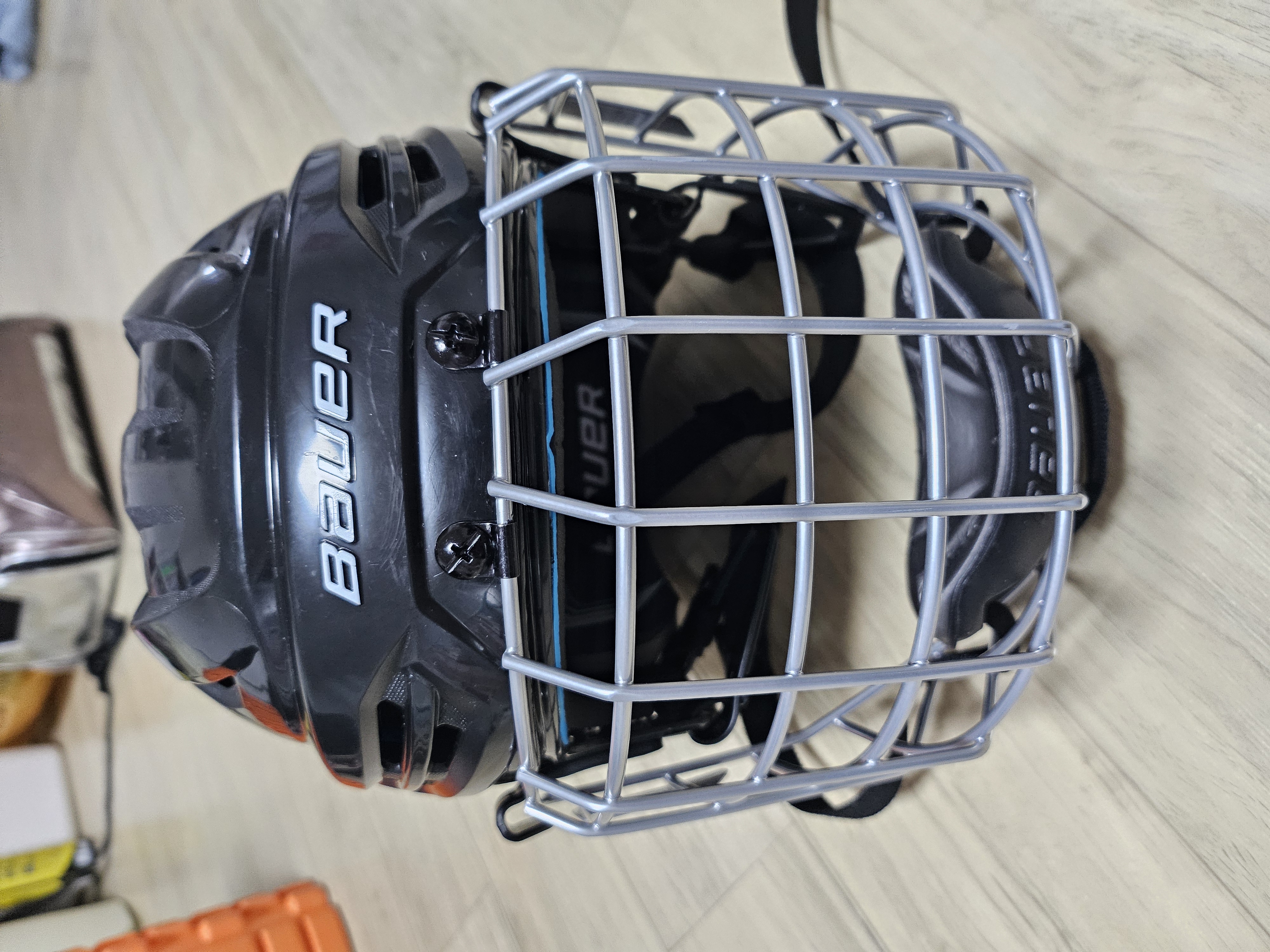 아이스하키 헬멧 판매합니다 (CCM TACKS 70 흰색M / BAUER RE-AKT 55 검정S)